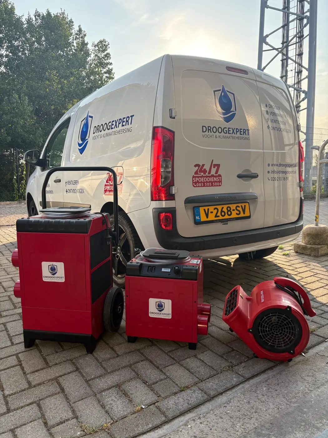 Droogexpert-servicewagen met professionele rode drogers en ventilator