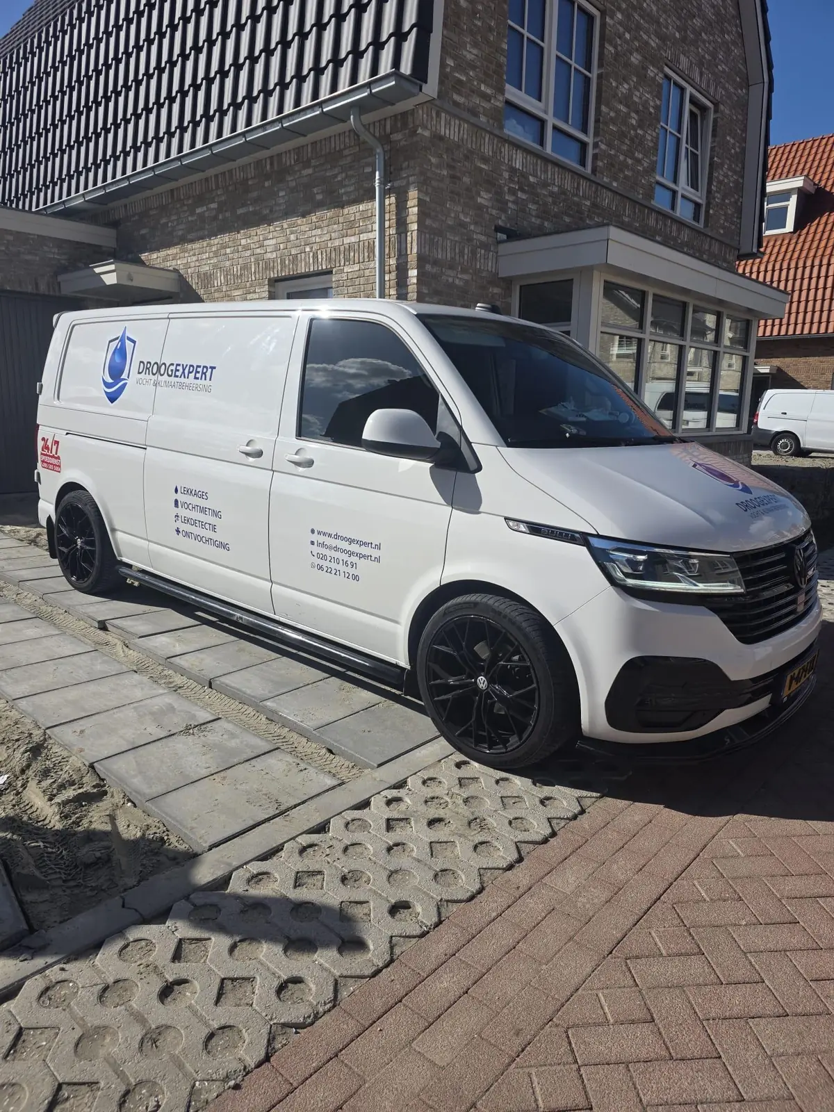 Droogexpert-servicewagen bij een woning